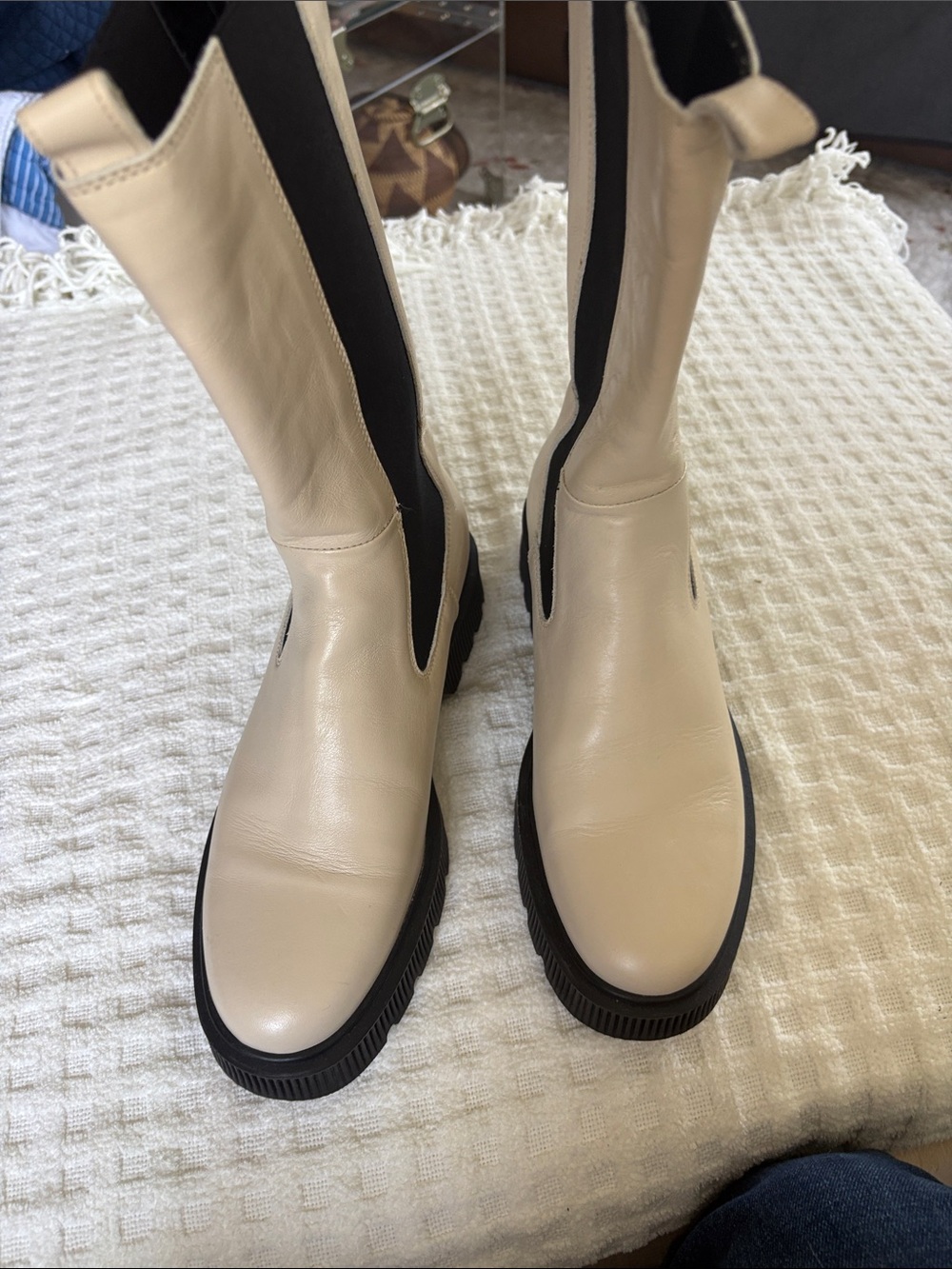 Kurt Geiger Cream Leather Chelsea Boots with Black Elastic